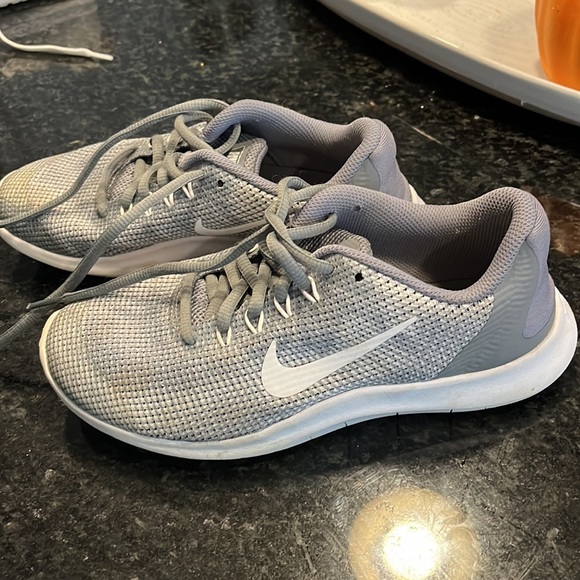 Nike flex run tennis shoes - Picture 2 of 10
